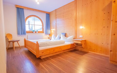 Conny: Møbel, Bygning, Komfort, Træ, Seng, Orange, Textile, Indretning, Gulvbelægning, Bed Frame