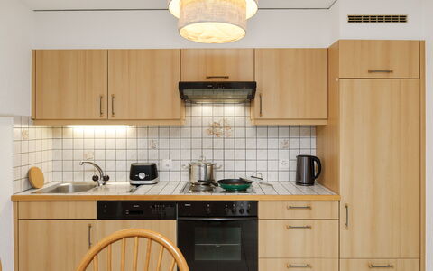 Cornalin 2: Køkken, Møbel, Cabinetry, Træ, Countertop, Indretning, Køkken Apparat, Gulvbelægning, Større Bandage, Etage