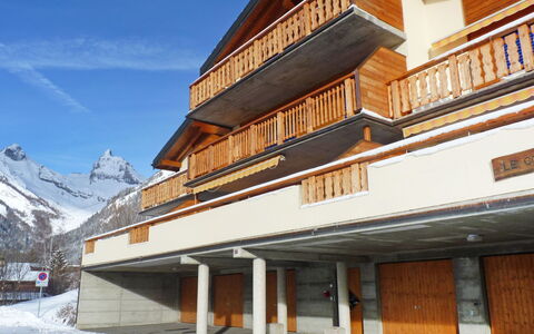 Cornalin 2: Bygning, Ejendom, Arkitektur, Hus, Facade, Vinter, Ejendom, Sne, Materielle Værdier, Altan