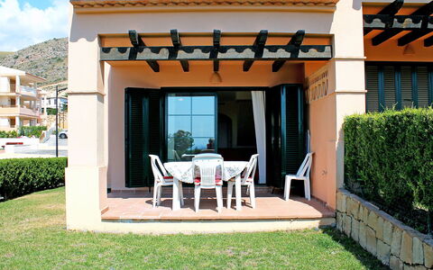 Mirador Ii: Ejendom, Bygning, Hus, Ejendom, Hjem, Gårdhave, Græs, Pergola, Estate, Backyard