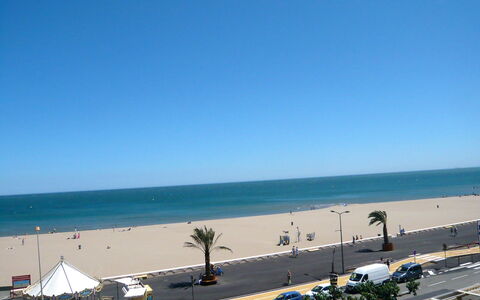 Les Terrasses du Levant: Vand, Himmel, Bil, Køretøj, Azure, Hjul, Plante, Strand, Skygge