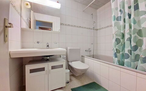 Firstsunne: Badeværelse, Gulvbelægning, Sanitærarmatur, Indretning, Etage, Badeværelsesvask, Toilet, Håndvask, Toiletbræt, Badeværelsesskab
