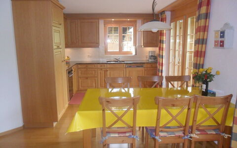 Chalet Nagano: Bord, Vindue, Cabinetry, Countertop, Plante, Bygning, Hylde, Træ, Stueplante, Køkken