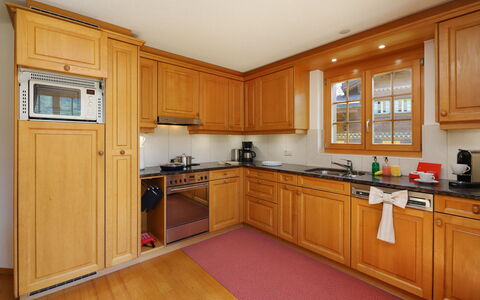Chalet Nagano: Køkken, Gulvbelægning, Cabinetry, Møbel, Køkken Apparat, Træ, Indretning, Countertop, Etage, Større Bandage
