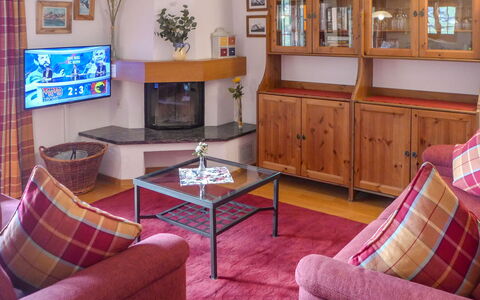 Chalet Nagano: Bord, Møbel, Ejendom, Couch, Billedramme, Cabinetry, Komfort, Television, Træ, Purple