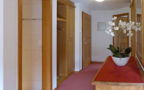 Chalet Nagano: Plante, Blomsterkrukke, Stueplante, Træ, Bygning, Blomst, Indretning, Skygge, Gulvbelægning, Dør
