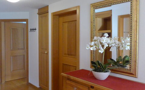 Chalet Nagano: Spejl, Plante, Ejendom, Møbel, Cabinetry, Dør, Stueplante, Vase, Træ, Indretning