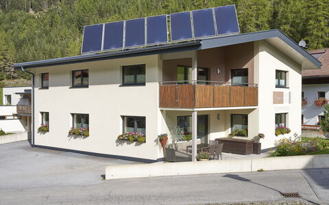 Längenfeld 330: Plante, Bygning, Vindue, Hus, Træ, Tag, Sommerhus, Dør, Ejendom, Facade