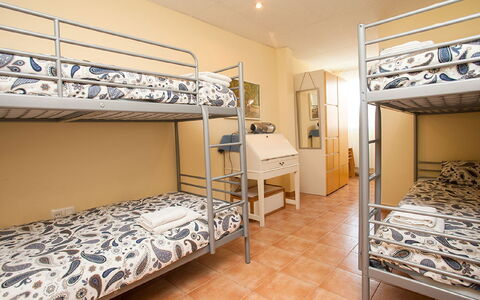Sardenya - Casp: Seng, Værelse, Soveværelse, Ejendom, Møbel, Bed Frame, Bygning, Ejendom, Hostel, Indretning