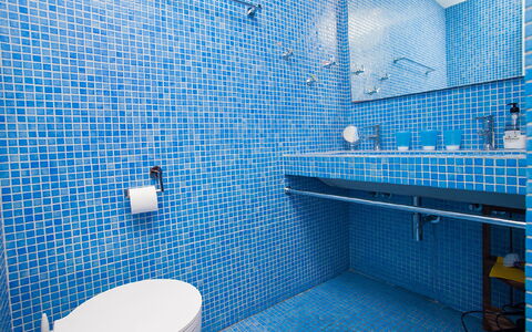 Sardenya - Casp: Badeværelse, Blå, Flise, Værelse, Sanitærarmatur, Arkitektur, Toilet, Indretning, Etage, Bygning