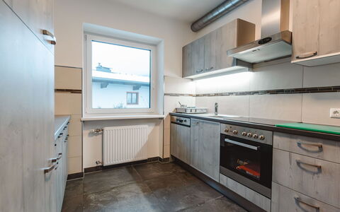 Riki: Køkken, Countertop, Køkken Apparat, Større Bandage, Gulvbelægning, Cabinetry, Loft, Husholdningsapparat, Indretning, Etage