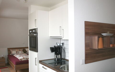 Kamelienweg: Værelse, Ejendom, Møbel, Indretning, Etage, Hus, Bygning, Cabinetry, Loft, Countertop