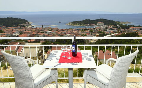 Makarska 592: Bord, Himmel, Møbel, Ejendom, Stol, Bygning, Vand, Udendørs Bord, Skygge, Udendørs Møbler