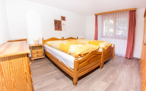 Metropol B: Soveværelse, Seng, Møbel, Værelse, Ejendom, Bed Frame, Etage, Sengetøj, Hårdttræ, Gul