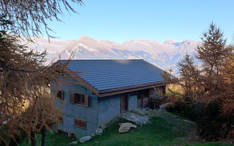 La Bergerie: Ejendom, Hus, Hjem, Bjerg, Himmel, Naturlige Landskab, Tag, Ejendom, Sommerhus, Bygning