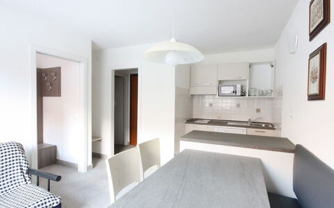 Kristall: Værelse, Ejendom, Indretning, Møbel, Hvid, Bygning, Loft, Hus, Stue, Etage