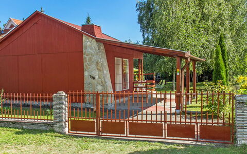 Rosso: Plante, Himmel, Bygning, Træ, Skygge, Træ, Land Lot, Arkitektur, Græs, Sommerhus