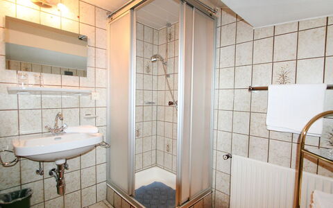 Dias: Badeværelse, Ejendom, Værelse, Flise, Indretning, Ejendom, Bygning, Arkitektur, Hus, Etage