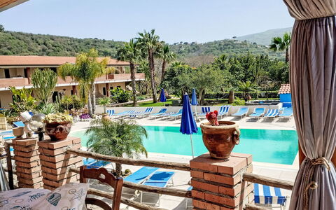 Capo Vaticano 120: Udvej, Svømmepøl, Udendørs Møbler, Eco Hotel, Liggestol, Paraply, Hacienda, Hotel, Skygge, Ferie