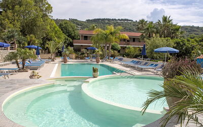 Capo Vaticano 120: Svømmepøl, Udvej, Udendørs Møbler, Paraply, Eco Hotel, Liggestol, Hotel, Hacienda, Skygge