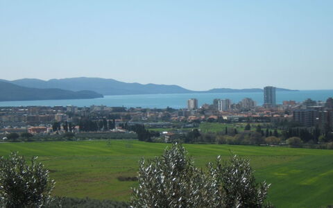 Villa Giulia Follonica: Himmel, Skyline, Daytime, Atmosfaeretryk Fænomen, City, Menneskelig Bosættelse, Almindeligt, Græs, Træ, Bakke