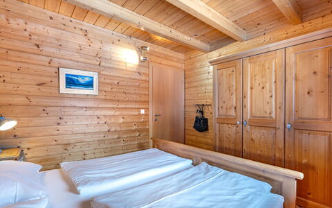 Chalet Venus: Møbel, Ejendom, Komfort, Vindue, Træ, Bygning, Indretning, Etage, Hus, Bed Frame