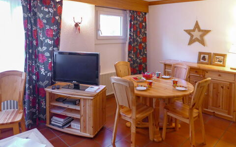Résidence Christina Apt. 305: Bord, Møbel, Ejendom, Vindue, Gardin, Stol, Træ, Television, Indretning, Stue