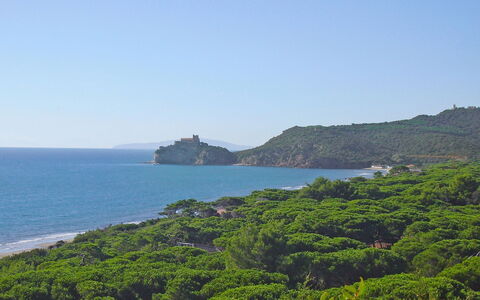 Castiglione della Pescaia 130: Vand, Himmel, Plante, Vandressourcer, Bjerg, Naturlige Landskab, Træ, Coastal Og Oceaniske Landskabsformer, Horisont, Headland