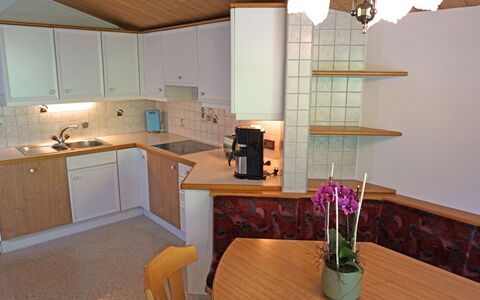 Erika: Møbel, Bord, Ejendom, Cabinetry, Plante, Håndvask, Køkkenvask, Countertop, Stol, Blomsterkrukke