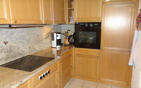 Blackenmattli: Brun, Cabinetry, Countertop, Ejendom, Køkkenvask, Håndvask, Køkken Apparat, Køkken, Træ, Komfur
