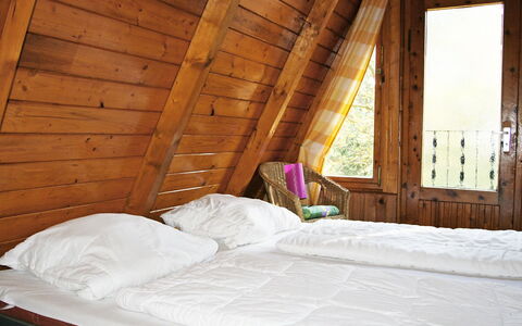 Arendsee 100: Soveværelse, Værelse, Seng, Møbel, Ejendom, Bed Frame, Sengetøj, Attic, Bygning, Hus