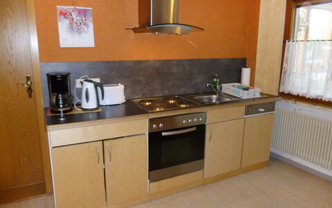 Landhaus Weisser: Ejendom, Værelse, Køkken, Komfur, Countertop, Møbel, Cabinetry, Større Bandage, Bygning, Etage