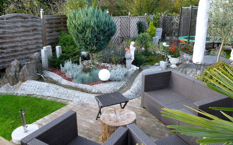 Landhaus Weisser: Backyard, Have, Gård, Landscaping, Græs, Landskab, Græsfamilien, Busk, Gårdsplads, Water Feature
