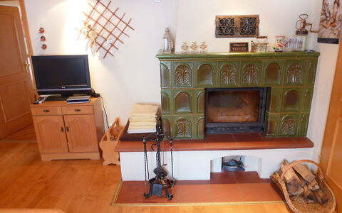 Landhaus Weisser: Hearth, Værelse, Ildsted, Møbel, Ejendom, Stue, Brændeovn, Hårdttræ, Trægulve, Indretning