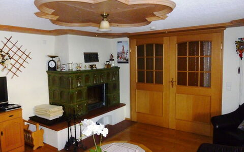 Landhaus Weisser: Værelse, Møbel, Ejendom, Loft, Bygning, Indretning, Stue, Hus, Mekanisk Fan, Loftsventilator