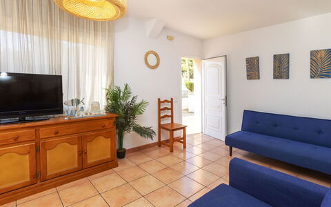 Villa Cala Nova a: Ejendom, Møbel, Cabinetry, Countertop, Plante, Bygning, Belysning, Træ, Indretning, Komfort