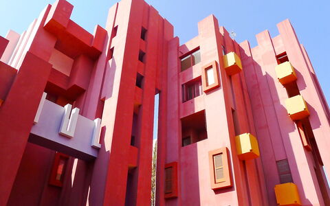 Calpe Calp 914: Himmel, Urban Design, Lyserød, Plante, Rød, Boligområde, Vindue, Bygning, Facade, Højhus