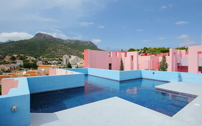 Calpe Calp 914: Sky, Himmel, Bygning, Hus, Svømmepøl, Træ, Urban Design, Fritid, Skygge, Boligområde