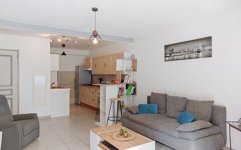 Terrasses de la Mer: Møbel, Indretning, Gulvbelægning, Etage, Couch, Værelse, Træ, Loft, Stue, Lejlighed