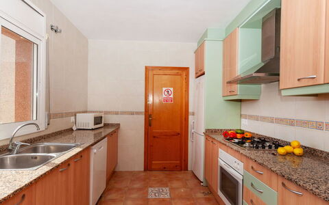 Villa Cala Vidre B: Cabinetry, Ejendom, Køkkenvask, Håndvask, Countertop, Bygning, Belysning, Træ, Gul