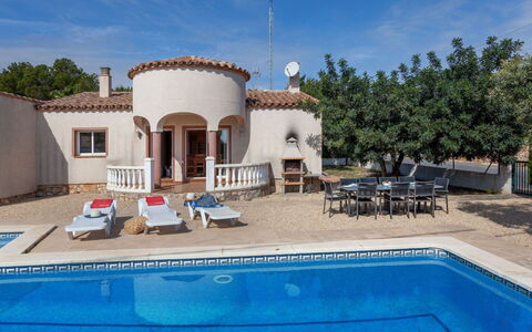Villa Cala Vidre B: Himmel, Ejendom, Vand, Sky, Plante, Bygning, Svømmepøl, Vindue, Azure, Stol