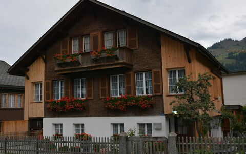 Beatrice: Plante, Himmel, Ejendom, Vindue, Bygning, Hegn, Sky, Hus, Kvarter, Sommerhus
