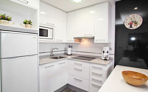 Dms V: Værelse, Countertop, Køkken, Ejendom, Cabinetry, Møbel, Indretning, Gul, Etage, Bygning