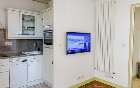 France: Køkkenvask, Ejendom, Cabinetry, Countertop, Håndvask, Træ, Indretning, Køkken Apparat, Etage, Gulvbelægning