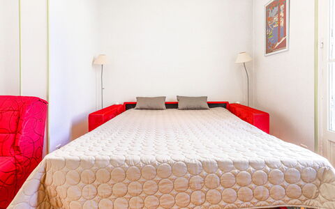 France: Bygning, Møbel, Ejendom, Komfort, Vindue, Seng, Bed Frame, Træ, Billedramme, Textile