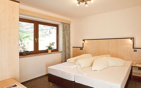 Sölden 510: Soveværelse, Møbel, Værelse, Ejendom, Seng, Indretning, Sengetøj, Bed Frame, Madras, Loft