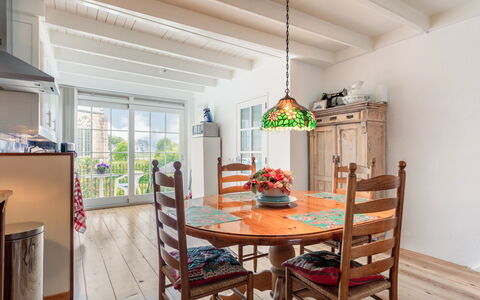 Dijkhuisje: Bord, Møbel, Ejendom, Cabinetry, Stol, Træ, Indretning, Køkken, Gulvbelægning, Etage