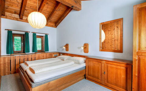 Matrei in Osttirol 200: Værelse, Møbel, Ejendom, Seng, Soveværelse, Loft, Bygning, Bed Frame, Indretning, Hus