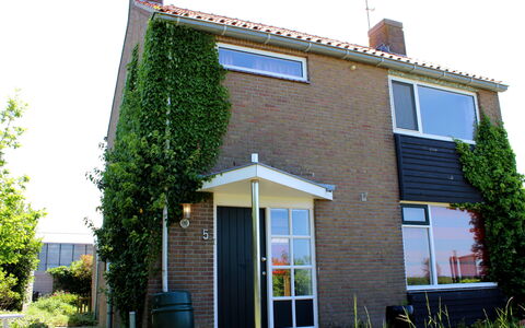 Moesbosch: Plante, Bygning, Ejendom, Vindue, Dør, Himmel, Hus, Land Lot, Træ
