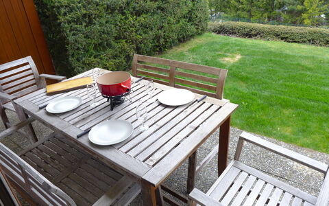 Résidence la Joie N° 1: Bord, Plante, Møbel, Bordservice, Ejendom, Stol, Udendørs Bord, Udendørs Møbler, Træ, Græs